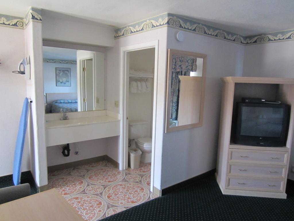 Rodeway Inn Monterey Near Fairgrounds Eksteriør bilde